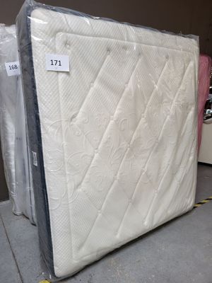 un matelas posé à même le sol dans une pièce