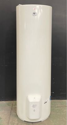 un grand chauffe-eau blanc posé sur un sol carrelé