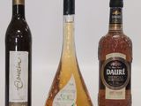 trois bouteilles de vin et une bouteille de vin placées côte à côte
