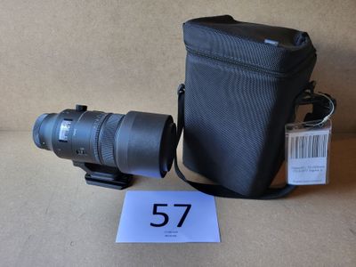 un appareil photo et un sac posés sur une table