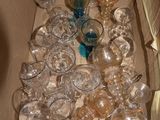 une boîte remplie de verres à vin vides posée sur une table