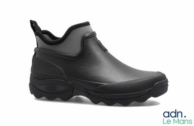gros plan d'une paire de chaussures noires sur fond blanc
