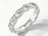 une alliance sertie de diamants sur fond blanc