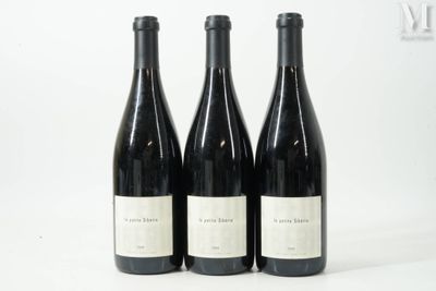 trois bouteilles de vin posées sur une table l'une à côté de l'autre
