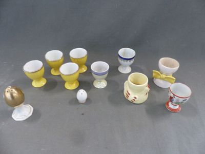 beaucoup de petites tasses et soucoupes sur la table