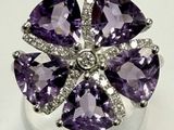 Bague avec fleur en améthorate violet et diamant, sur une base transparente