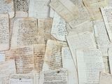 une pile de vieux papiers posée sur une table