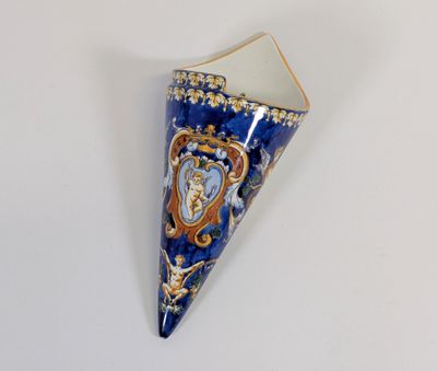 un vase bleu et or orné d'une image de lion