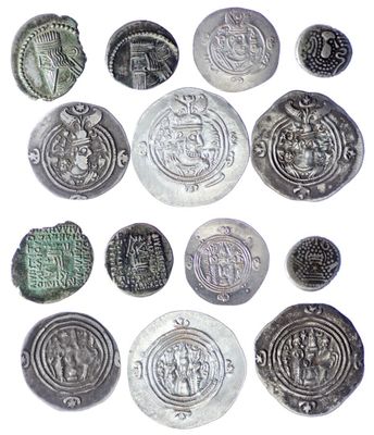 une image représentant un ensemble de pièces d'argent ornées de motifs variés