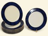 quatre assiettes bleues et blanches sont empilées les unes sur les autres