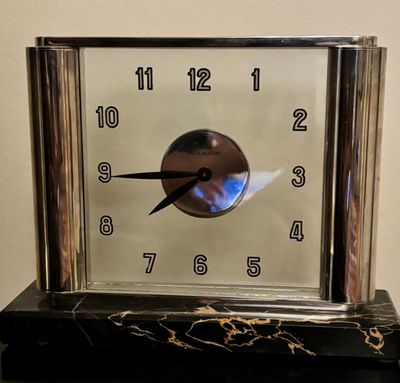 une horloge posée sur une table