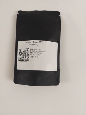 un gros plan sur un paquet de café sur lequel figure un code QR
