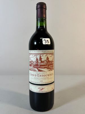 une bouteille de vin posée sur une table