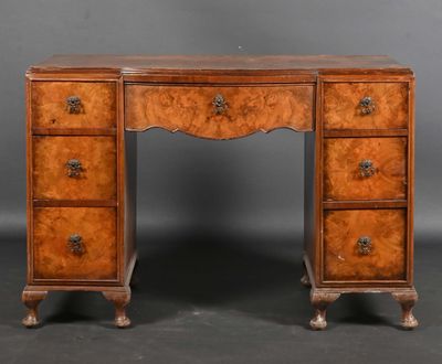 Petit bureau à caissons en placage de ronce de noyer, ouvran…