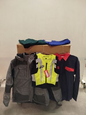 une pile de vêtements posée sur une table