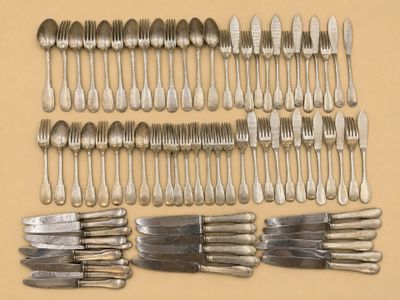 de nombreuses fourchettes et cuillères disposées sur la table