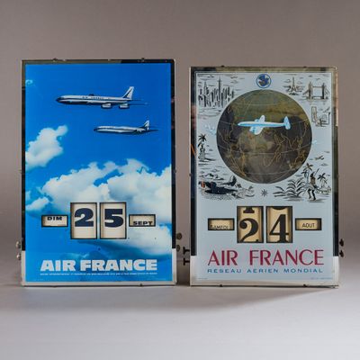 deux livres posés sur une table