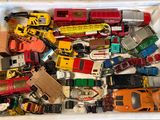 une boîte remplie de petites voitures et de petits camions