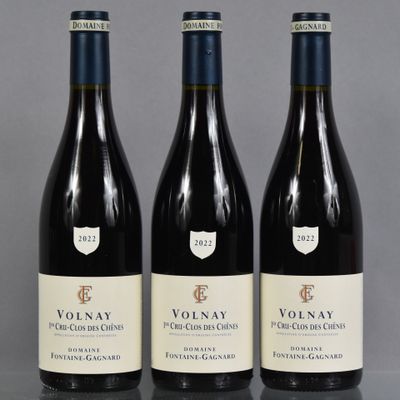 trois bouteilles de vin sont alignées sur une table