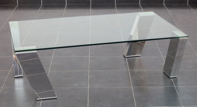 une table en verre posée sur un sol carrelé dans une pièce