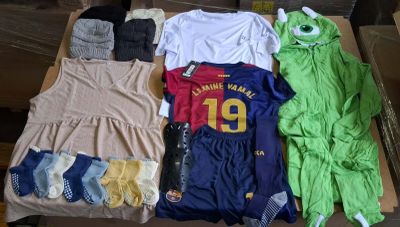 un tas de vêtements posés sur une table