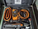 une trousse à outils dans une mallette posée par terre