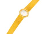 une image représentant une montre jaune dotée d'une lunette sertie de diamants