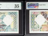 Trois types de monnaies différents sont exposés dans une vitrine