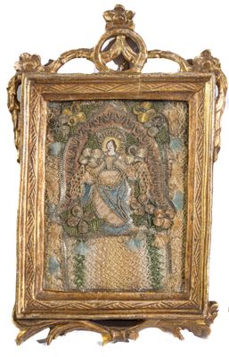 une image représentant un cadre doré dans lequel figure le portrait d'une femme