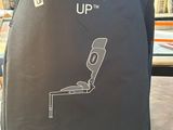 un sac à dos noir sur lequel est représentée une chaise
