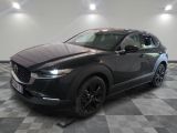 La Mazda CX-HR est garée sur un sol à damier