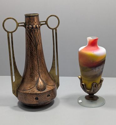 deux vases posés l'un à côté de l'autre sur une table
