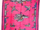 foulard en soie rose orné d'oiseaux et de fleurs sur fond rose