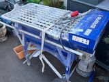 un chariot bleu sur lequel est posé un clavier