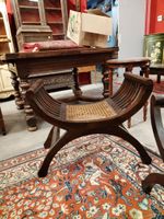 Paire de fauteuils type curule en noyer, assise garnie de ca… (photo 2)