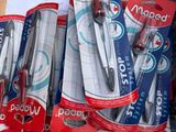 beaucoup de stylos et de crayons qui se trouvent dans la boîte