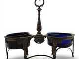 deux bols en verre bleu sont posés sur un support métallique