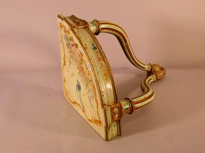 un petit bagage posé sur une table