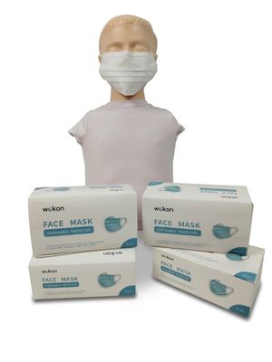 une personne portant un masque et trois boîtes de masques