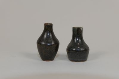 Auguste DELAHERCHE (1857-1940) Deux vases miniatures en grès…