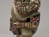 un vase surmonté d'un oiseau