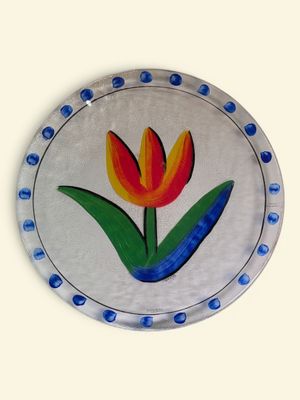 une photo d'une assiette décorative sur laquelle est peinte une fleur