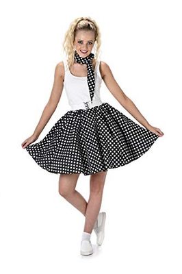 une femme portant une jupe à pois noirs et blancs et des bretelles