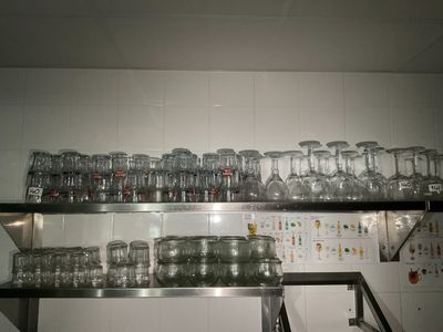 de nombreux verres sur les étagères de la cuisine