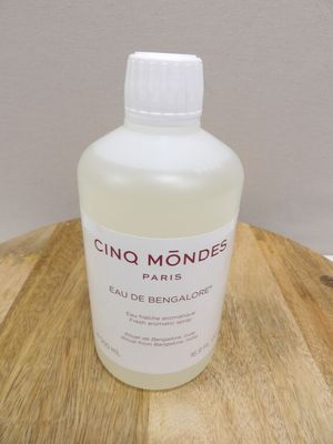 une bouteille de liquide posée sur une table en bois