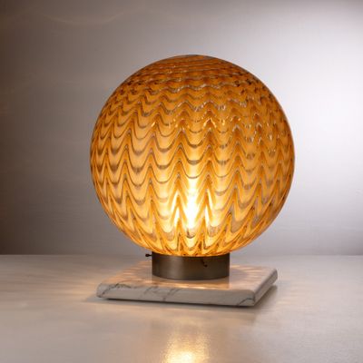 une lampe en verre posée sur une table