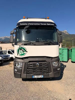 un camion blanc garé dans un parking