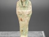 une statue égyptienne représentant une femme tenant un bol de nourriture
