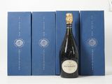 un gros plan sur une bouteille de vin à côté de trois boîtes bleues