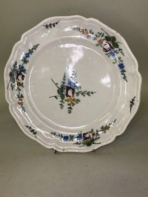 une assiette blanche ornée de fleurs bleues et jaunes